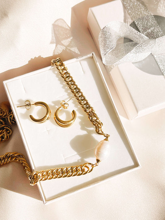 Stainless steel waterproof jewellery that doesn't loose the colour. Plated with 14K gold colour for a beautiful gold tone, this suggestion form our holiday gift guide is perfect for statement jewellery lovers.