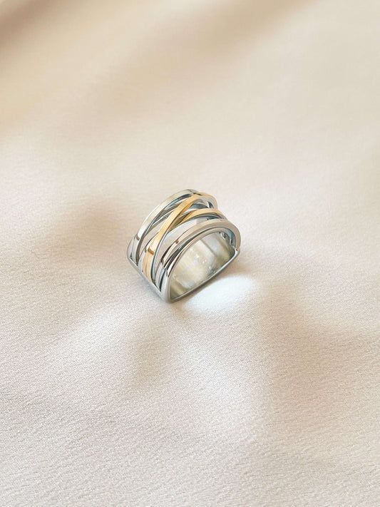 Flaunt that manicure with this ultra-modern, bold ring. Several shimmering lines intertwine in elegant, gentle curves, creating a unique ring that will not pass unnoticed. The chic design of this ring will instantly elevate your look and makes a wonderful addition to your jewellery collection.